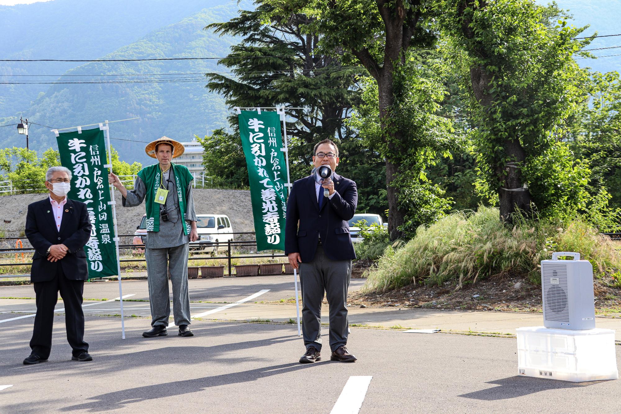 出立式であいさつする小川市長