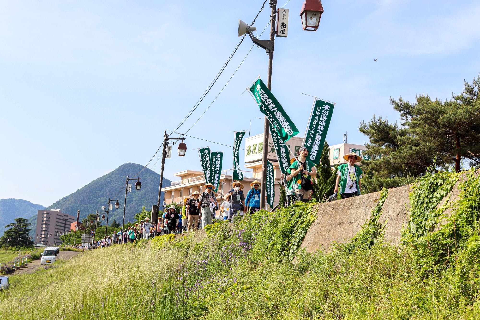 戸倉上山田温泉の土手沿いを善光寺に向かう一行