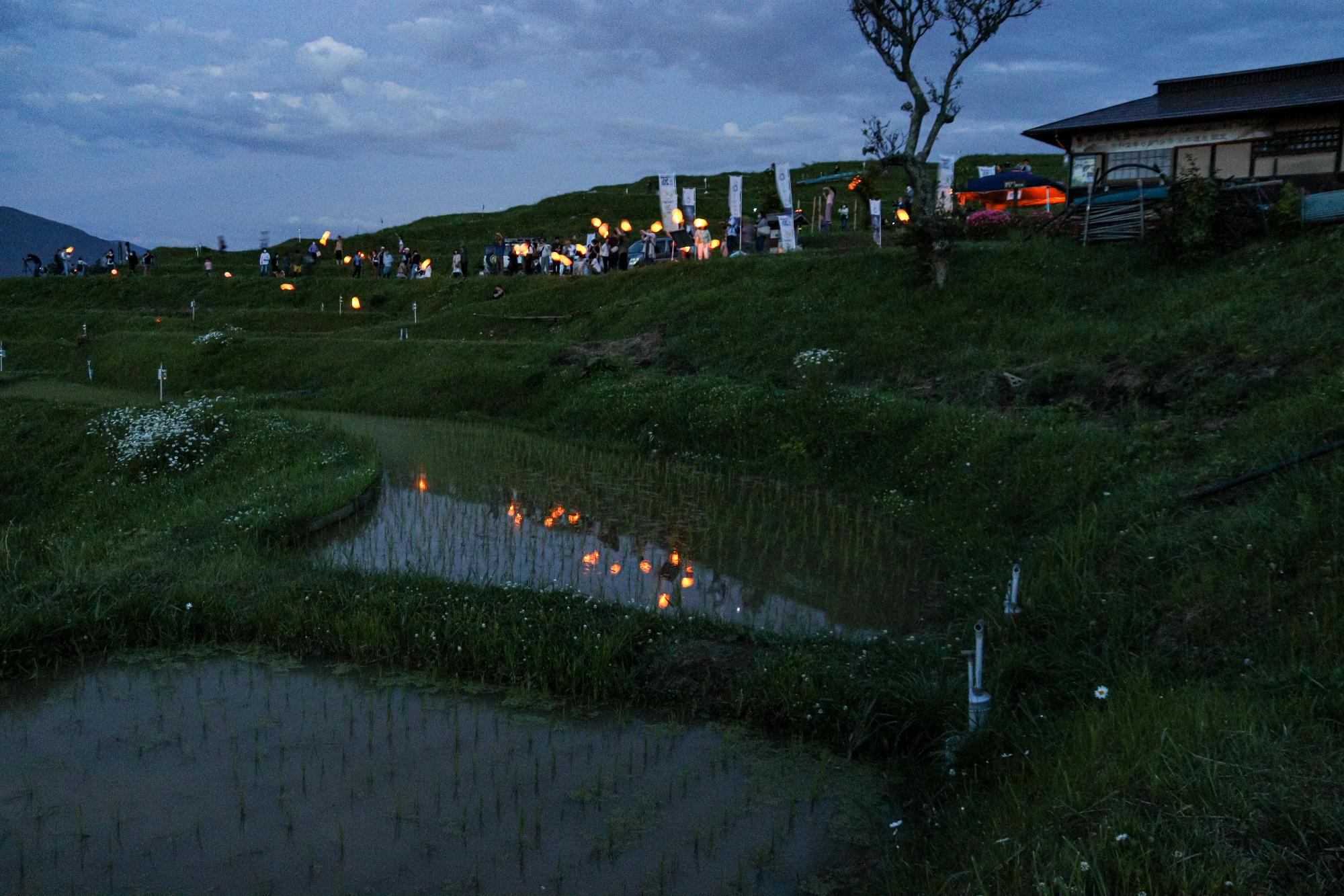 風船を浮かべ楽しむ参加者と水面に反射した風船