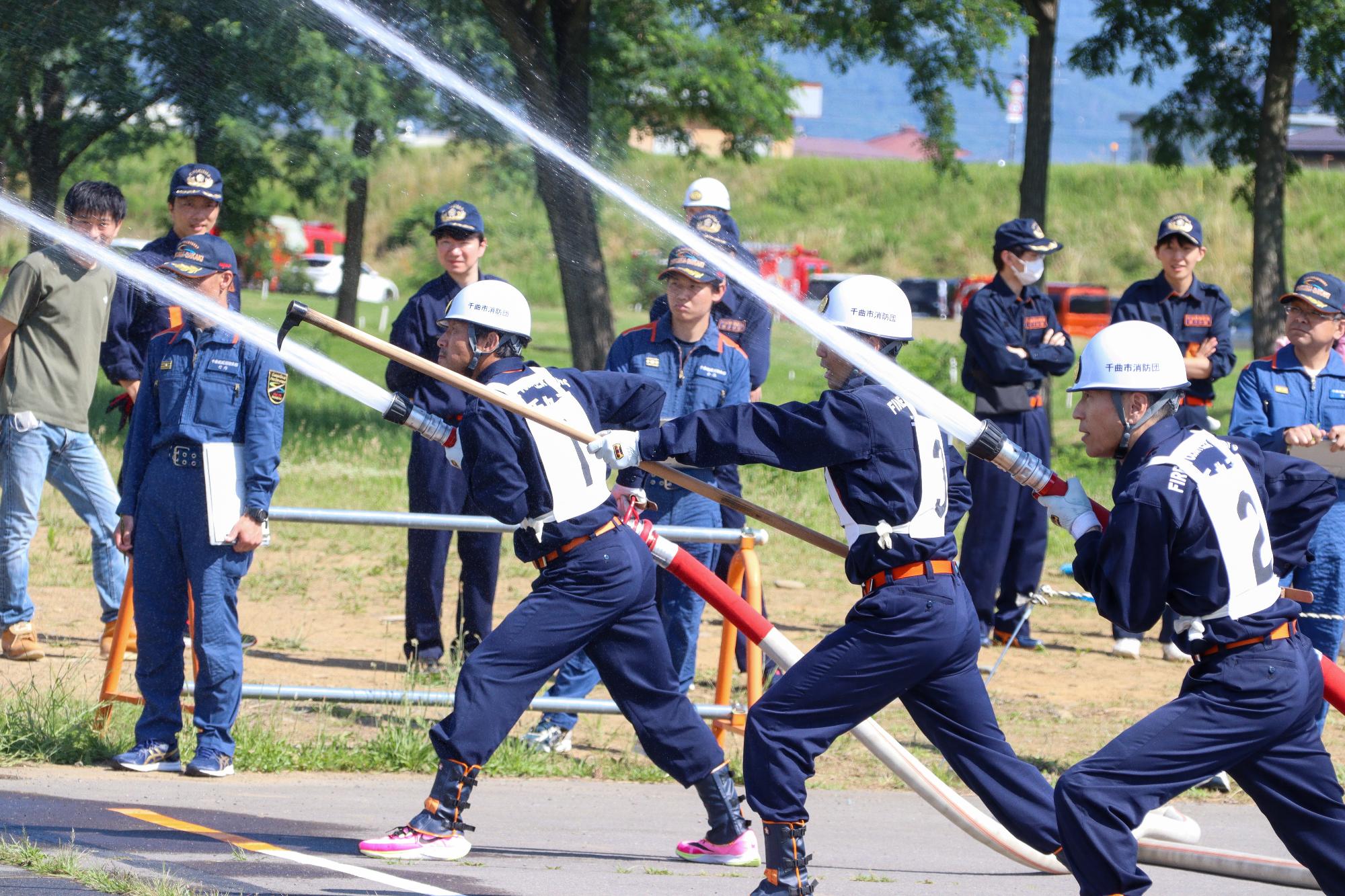 ポンプ車操法で優勝した第12分団の放水