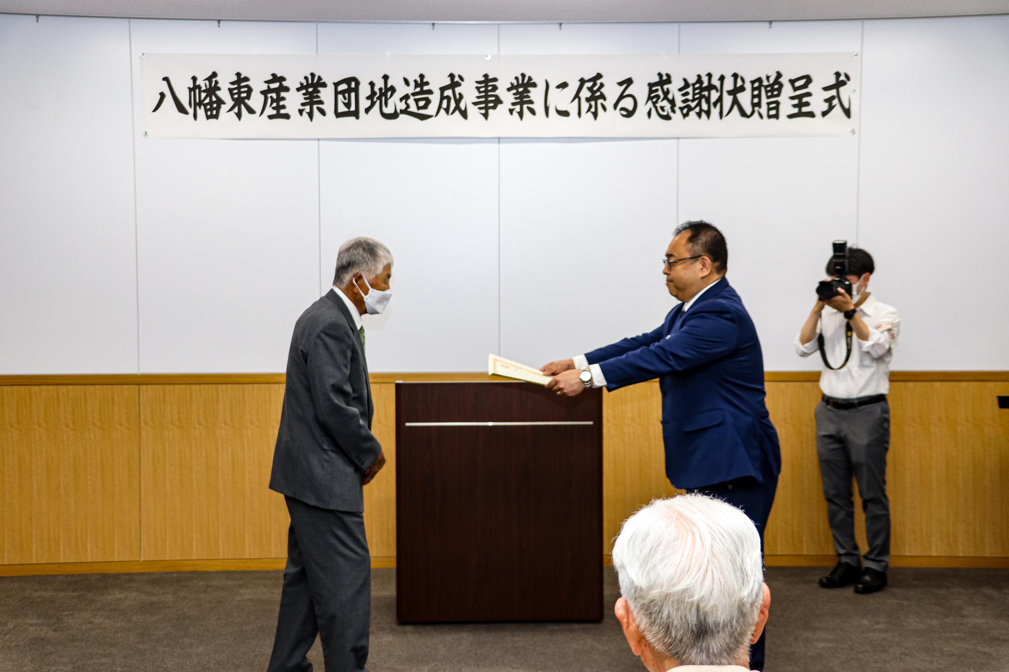 小川市長から感謝状を受け取る川原副会長