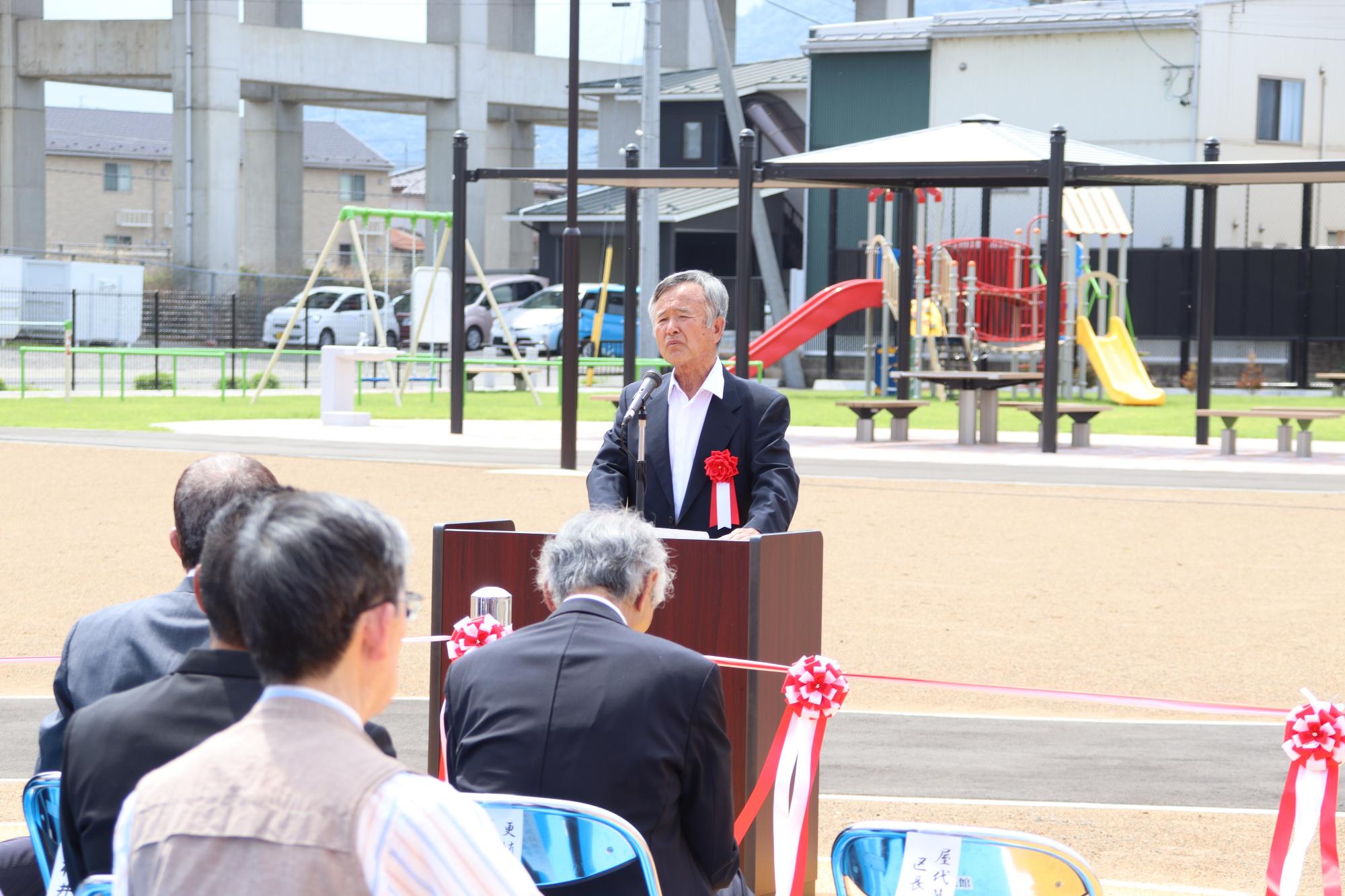 あいさつする村山隆行屋代五区区長