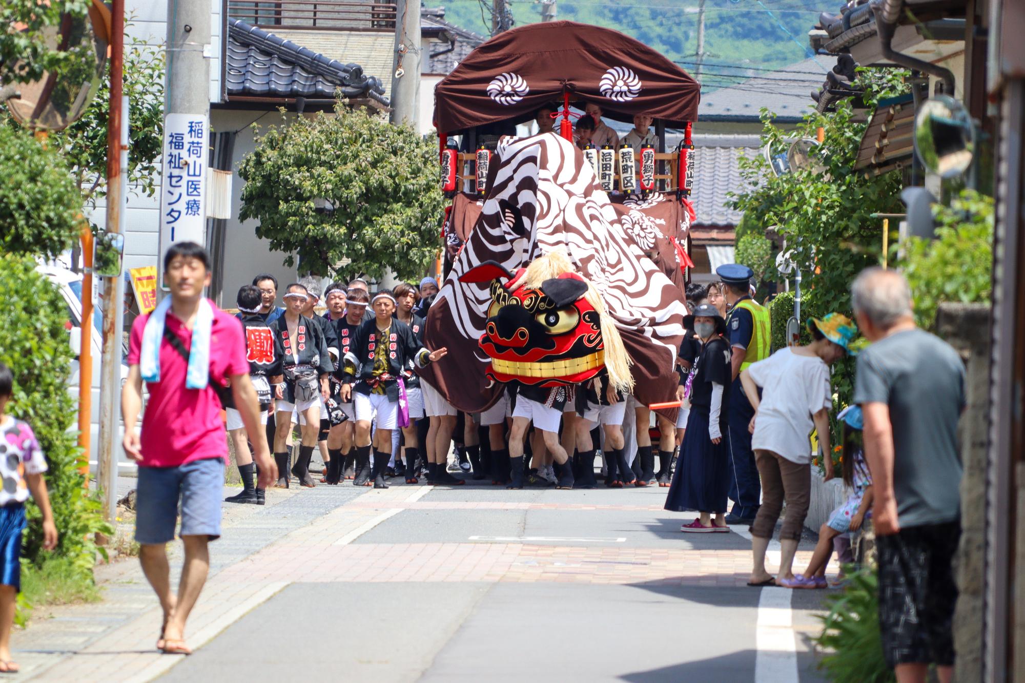 勇獅子が荒町区を練り歩く