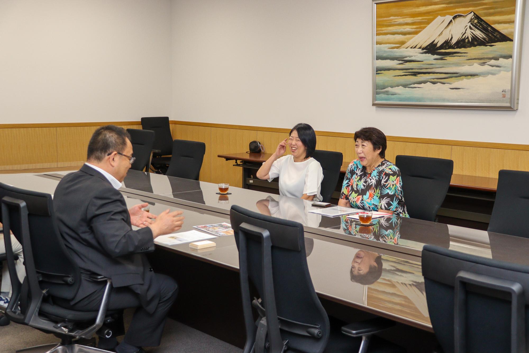 小川市長と歓談する伊藤委員長と大谷さん