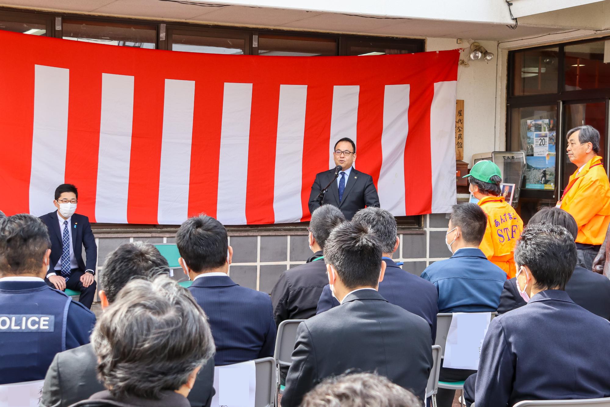 あんずまつり開始式であいさつする小川修一市長