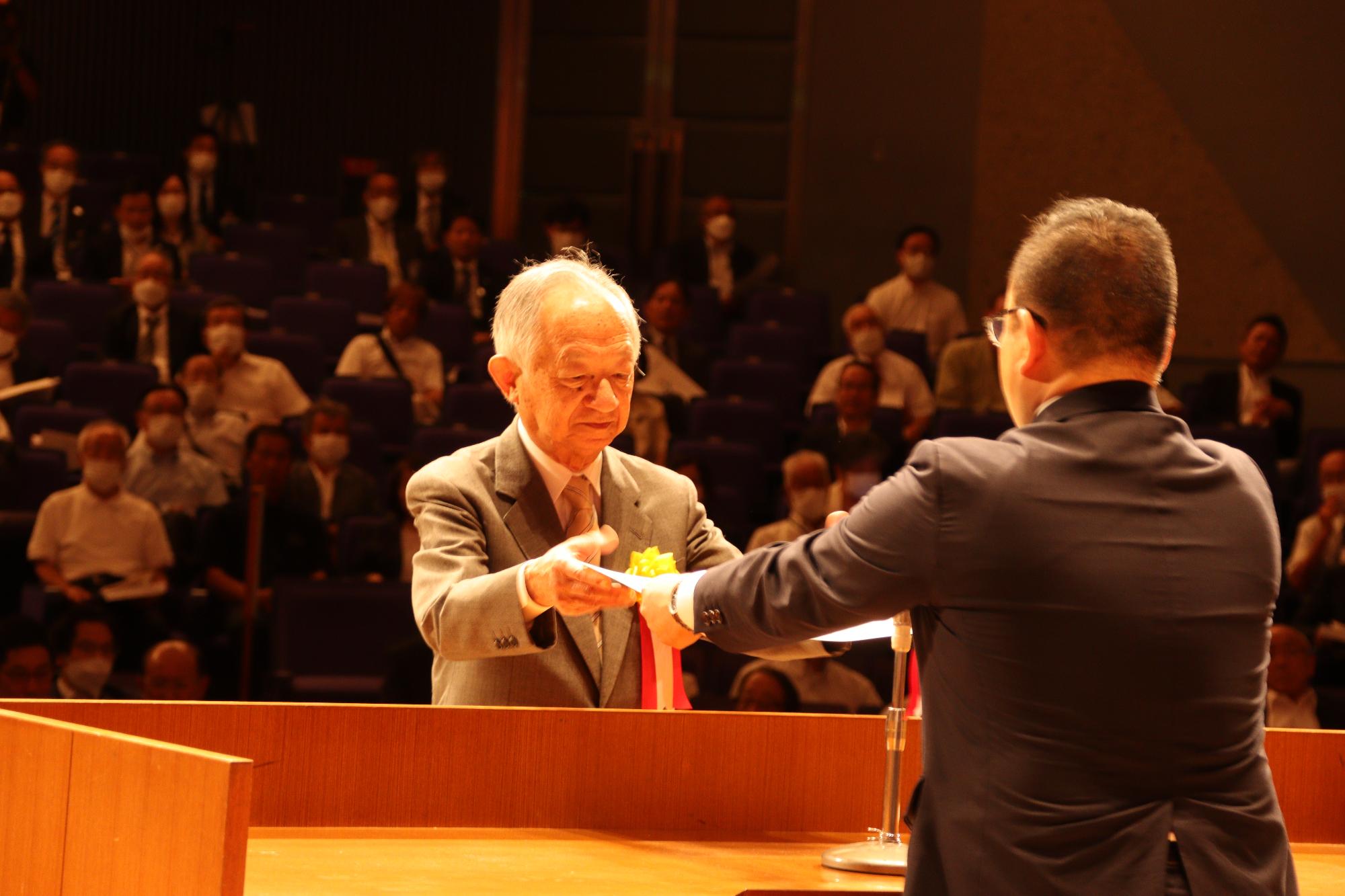 市長表彰を受賞する小瀧廣さん