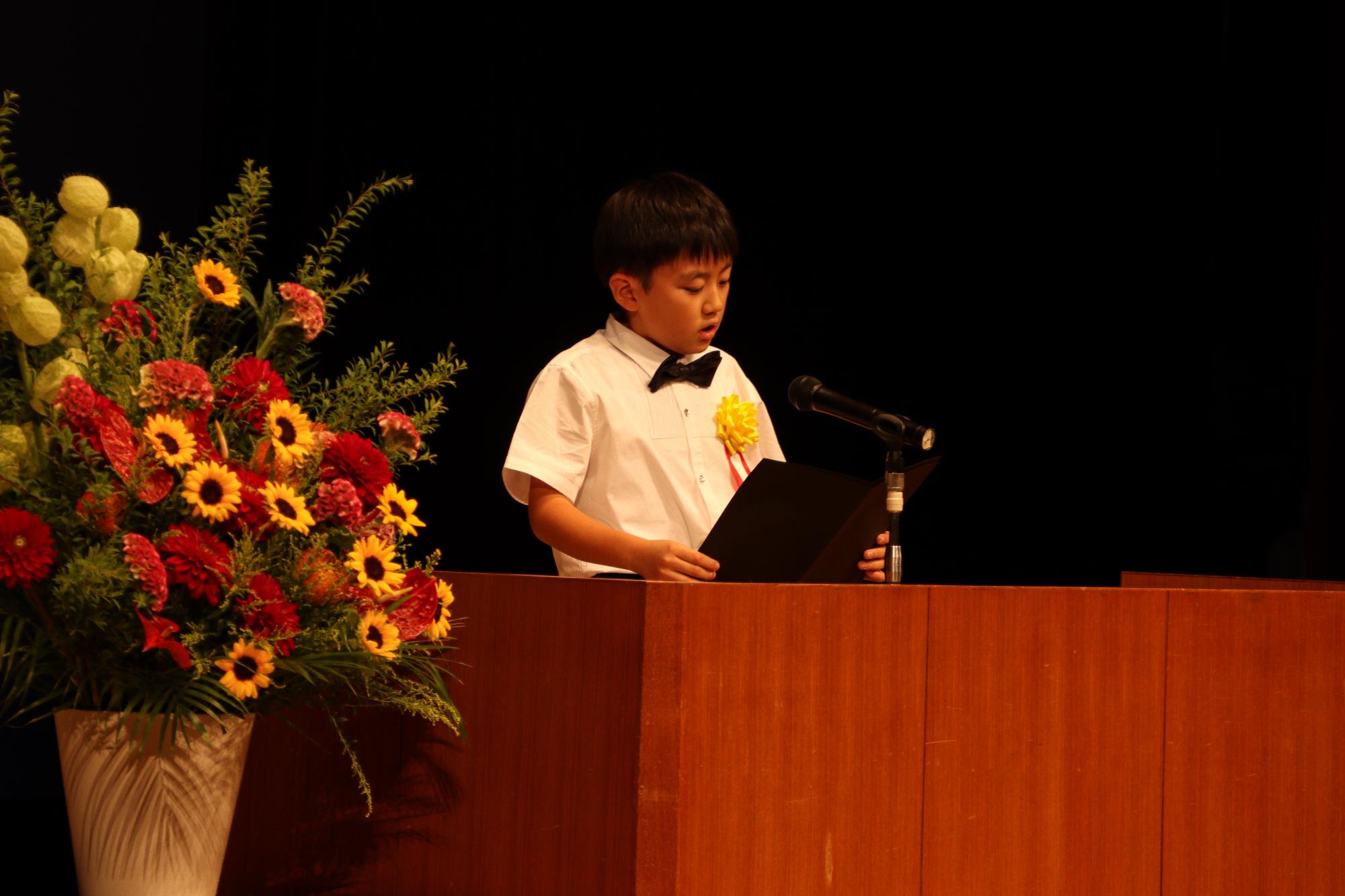 作文コンクールで受賞した作文を発表する治田小学校高野純平さん