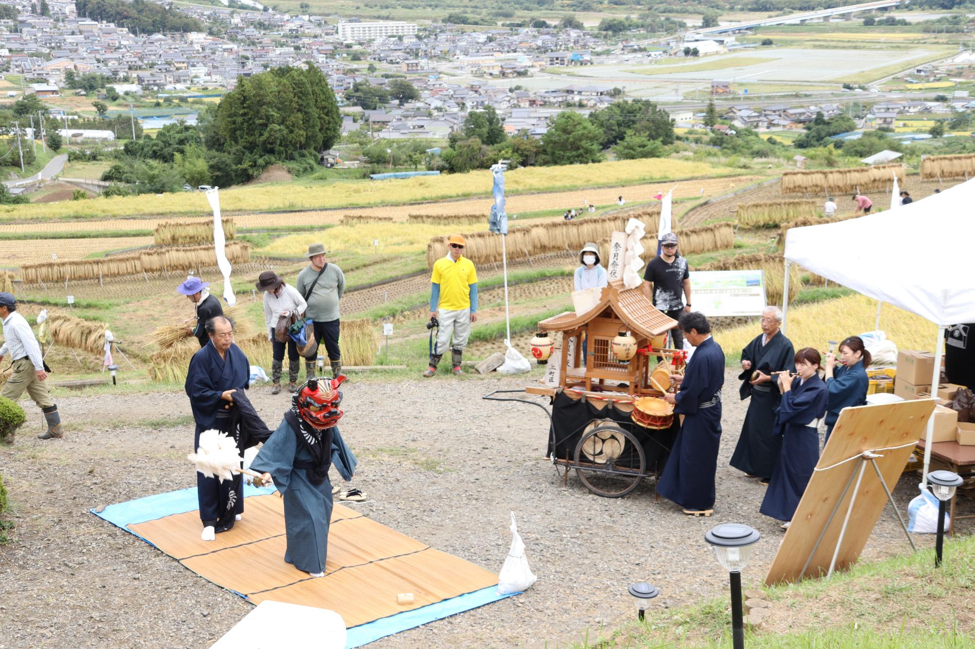 地元上町区神楽会による神楽奉納