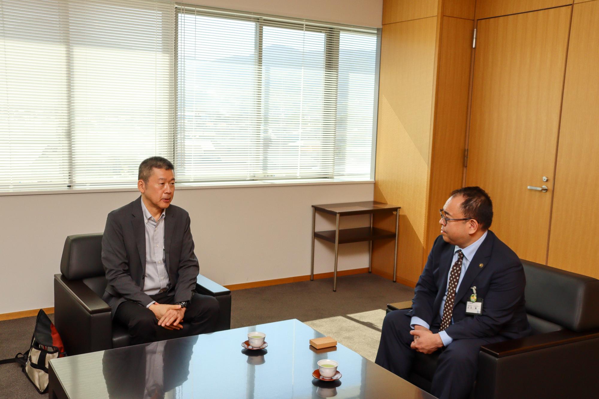 懇談する鈴木社長と小川市長