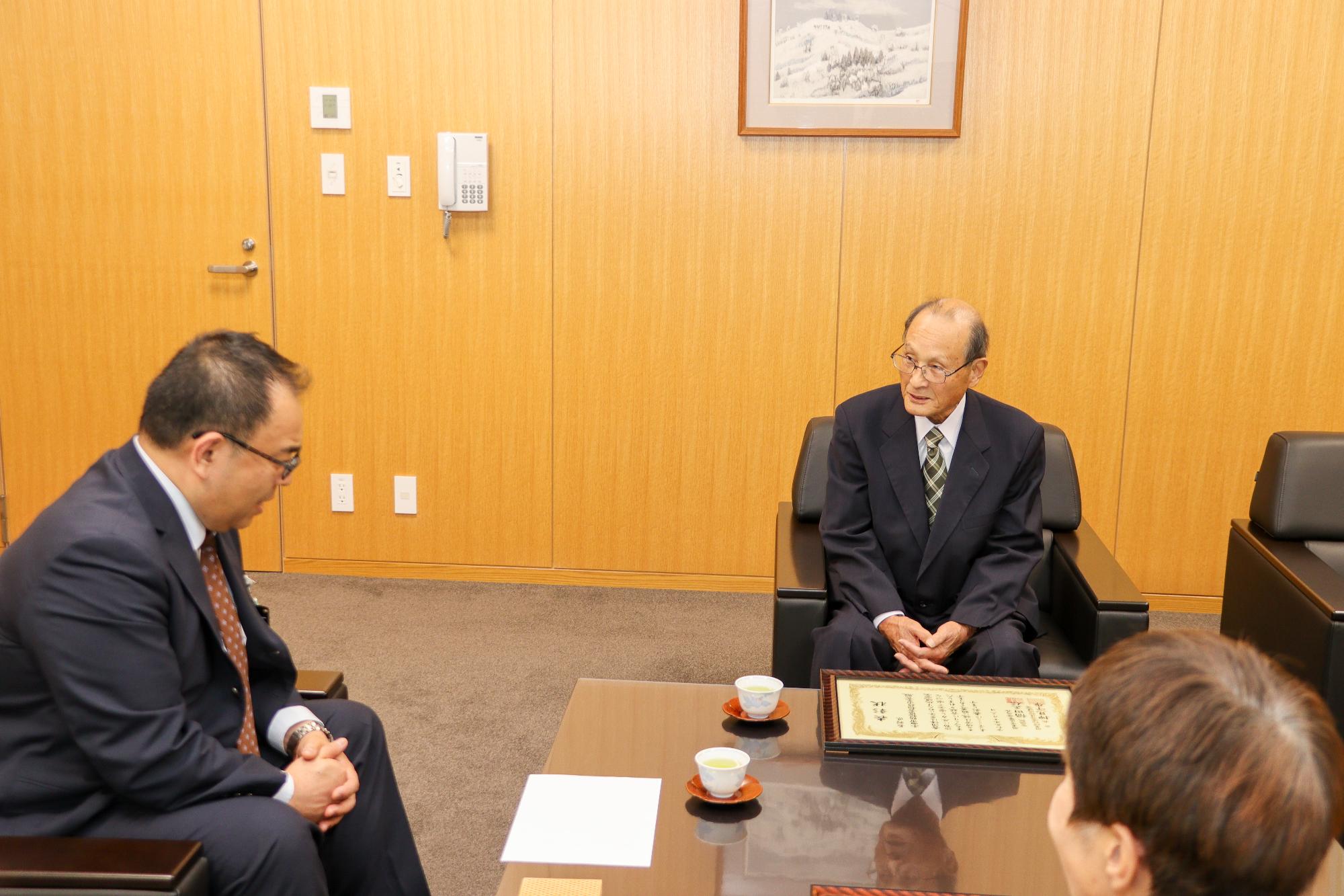 小川市長と懇談する中川さんと田中さん