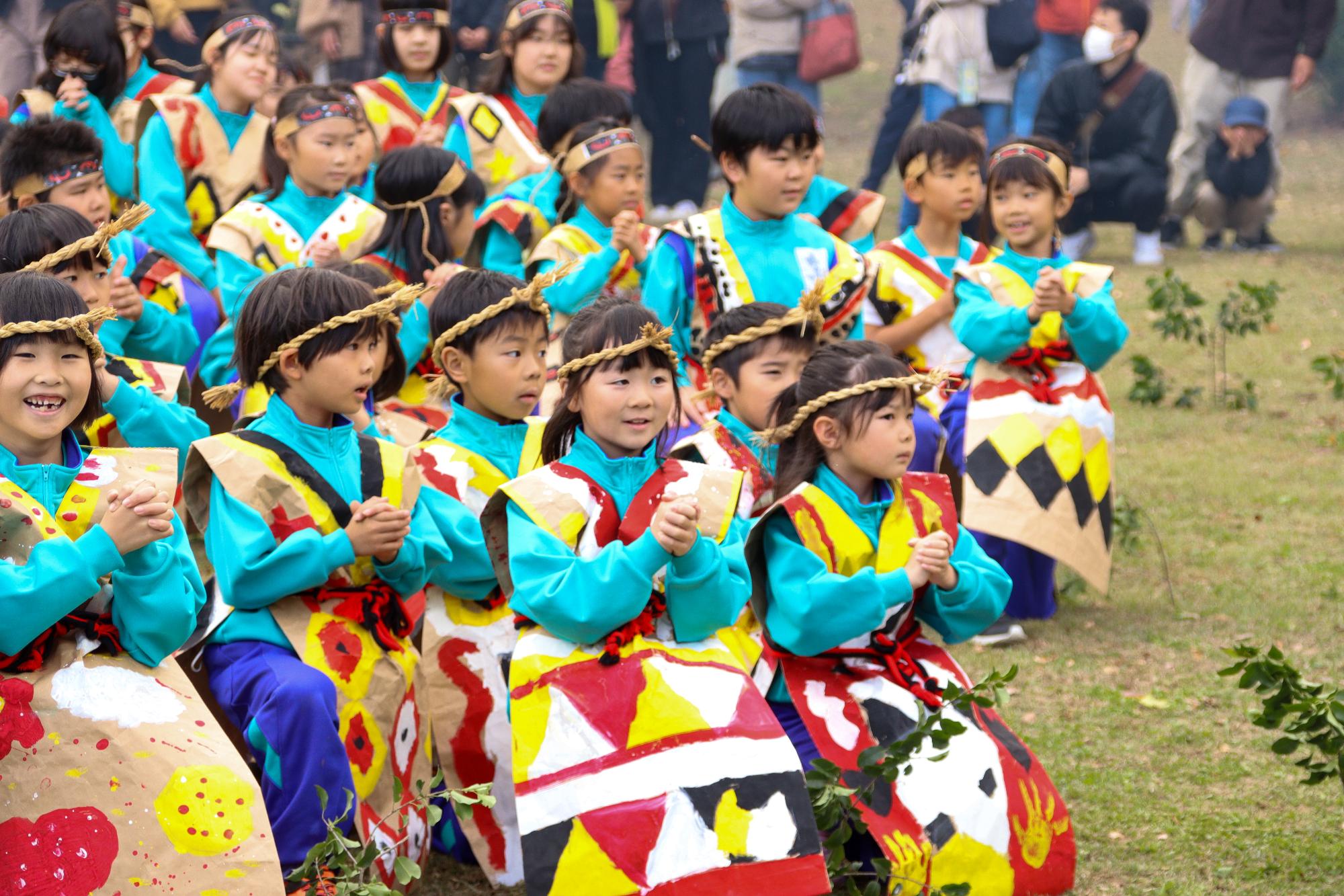 お祈りする子どもたち