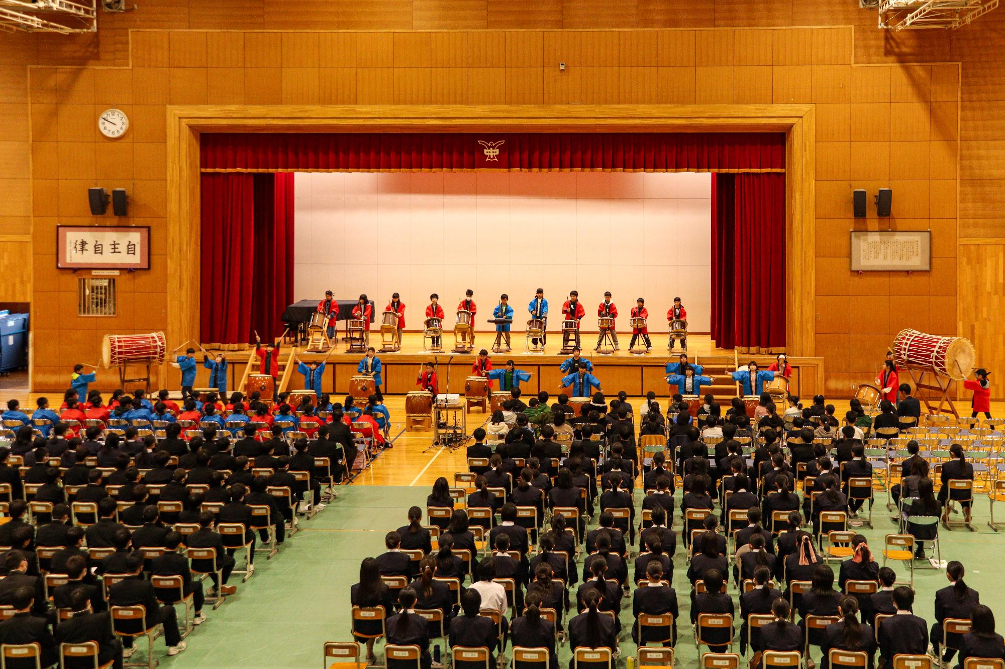 五加小学校4年生による五加太鼓演奏とそれを鑑賞する児童・生徒