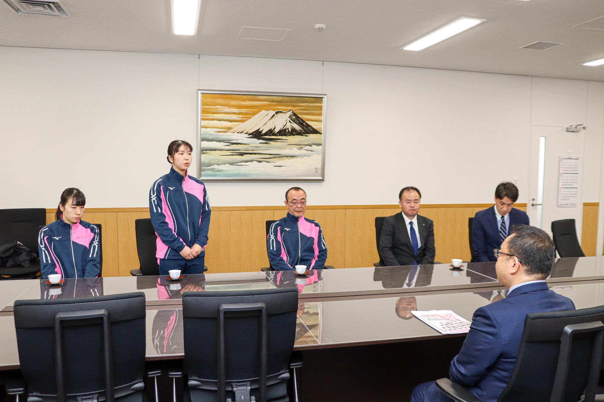 小川市長に向かって、抱負を述べる横田選手