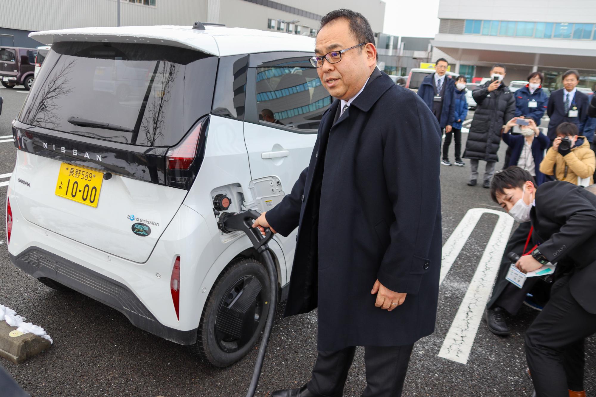 電気自動車に充電する小川市長