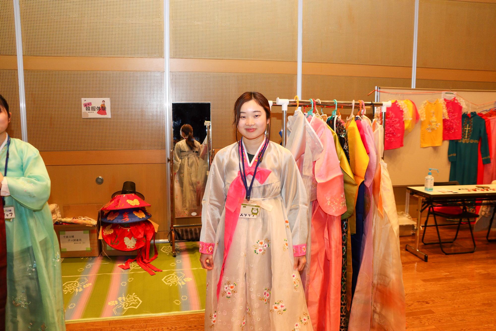 韓国の伝統衣装チマチョゴリを着た女性