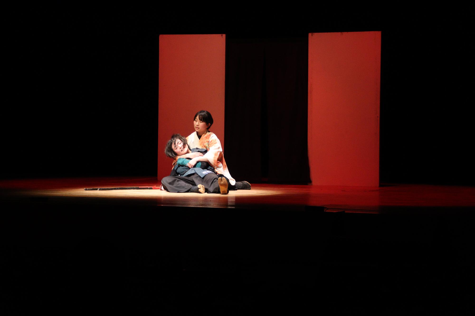 長野南高校演劇部による「竜馬、あるいは幕末の人造人間（竜と怪物改題）」のシーンの一部。倒れた竜馬を一人が支えているシーン。