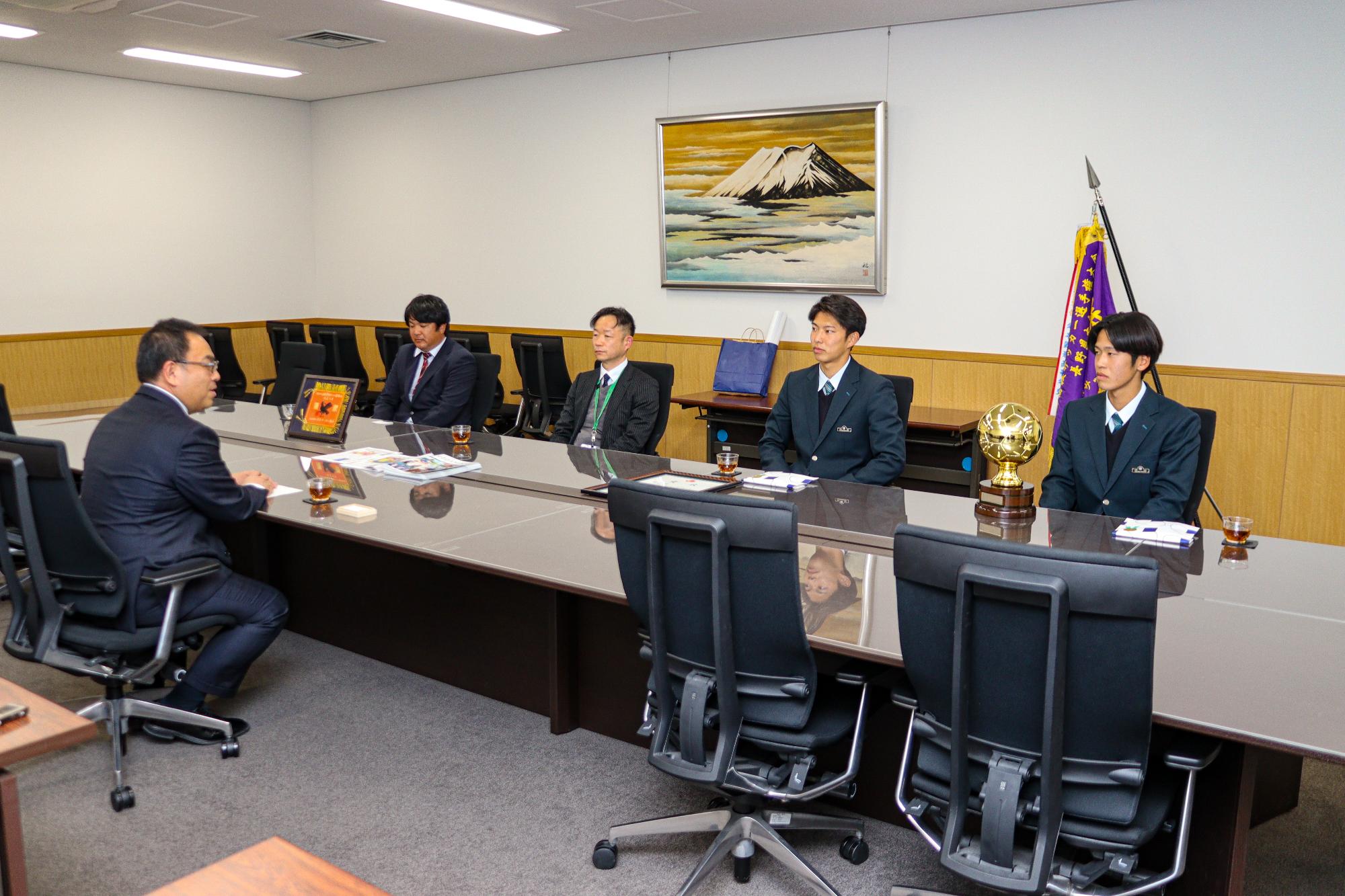 懇談する上田西高校の選手・監督らと小川市長
