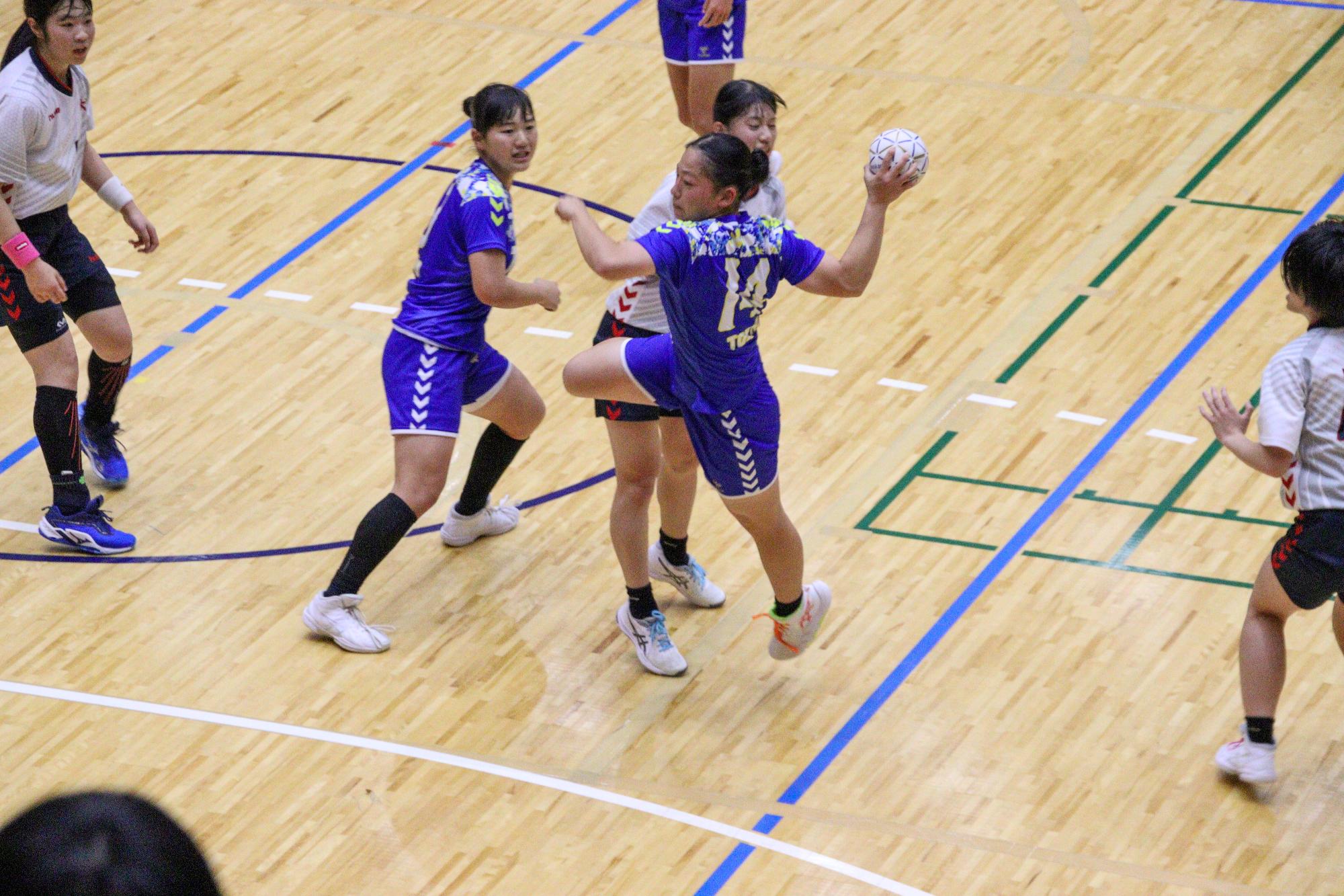 シュートを放つ東京都選抜チームの女子選手