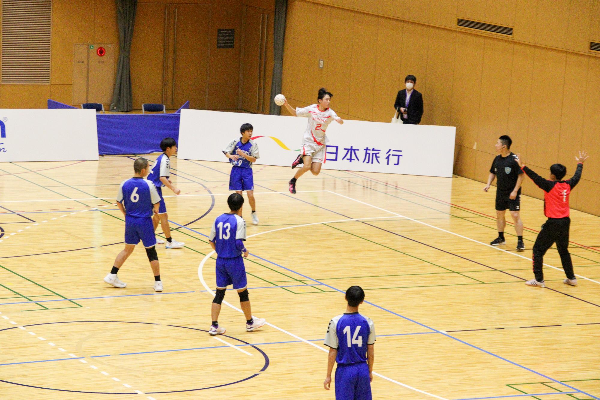 サイドシュートを決める群馬選抜（男子）チームの選手