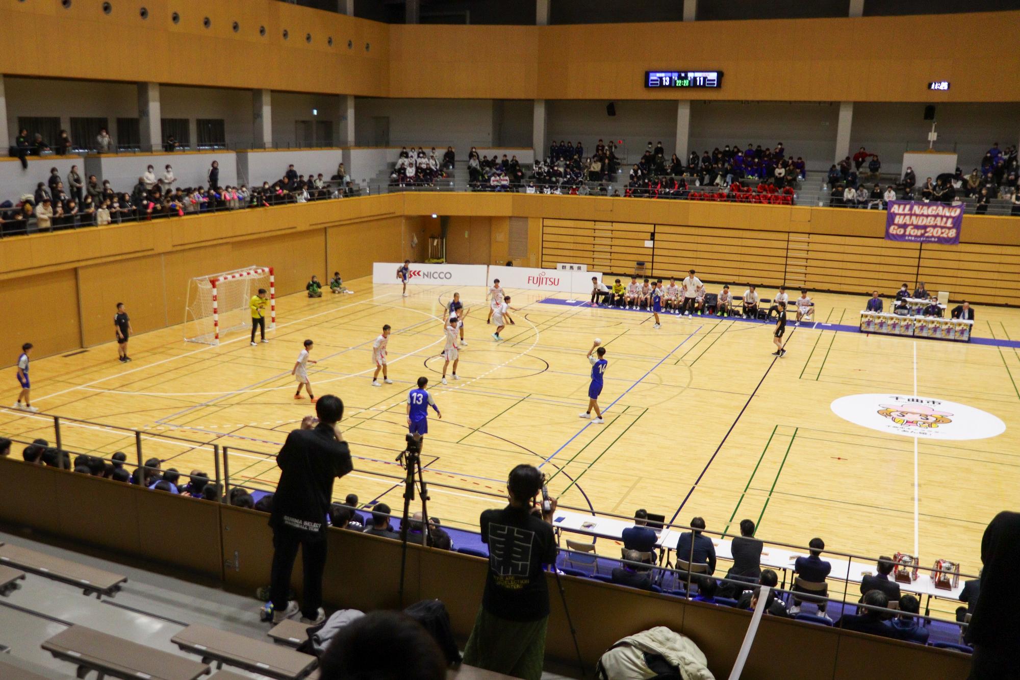 男子決勝の様子を観客席から撮影