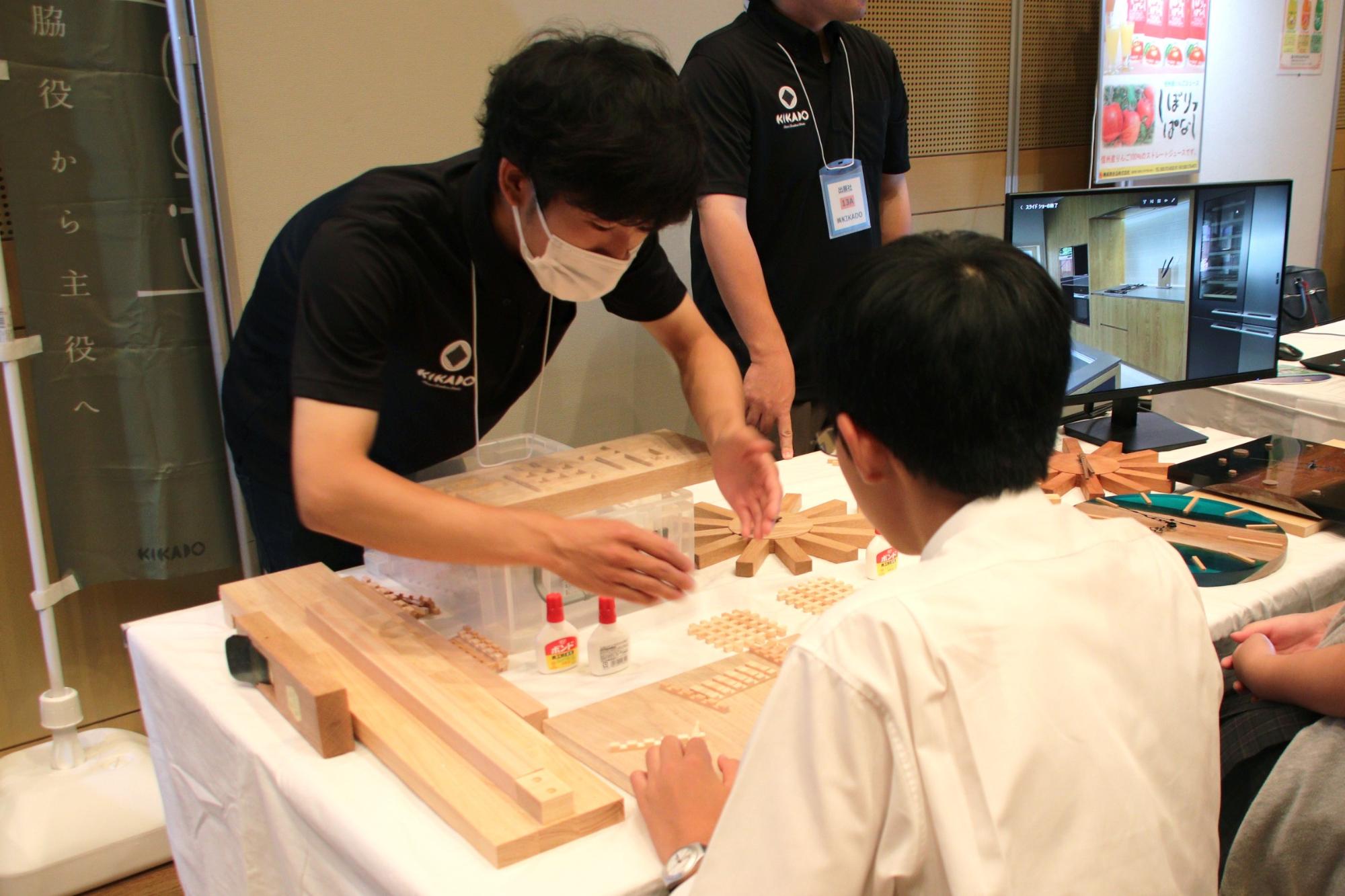 体験ブースで木工の体験をしている生徒の様子