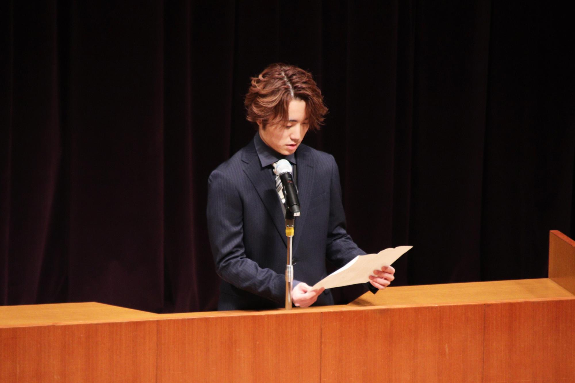 誓いの言葉を述べる岡本さん