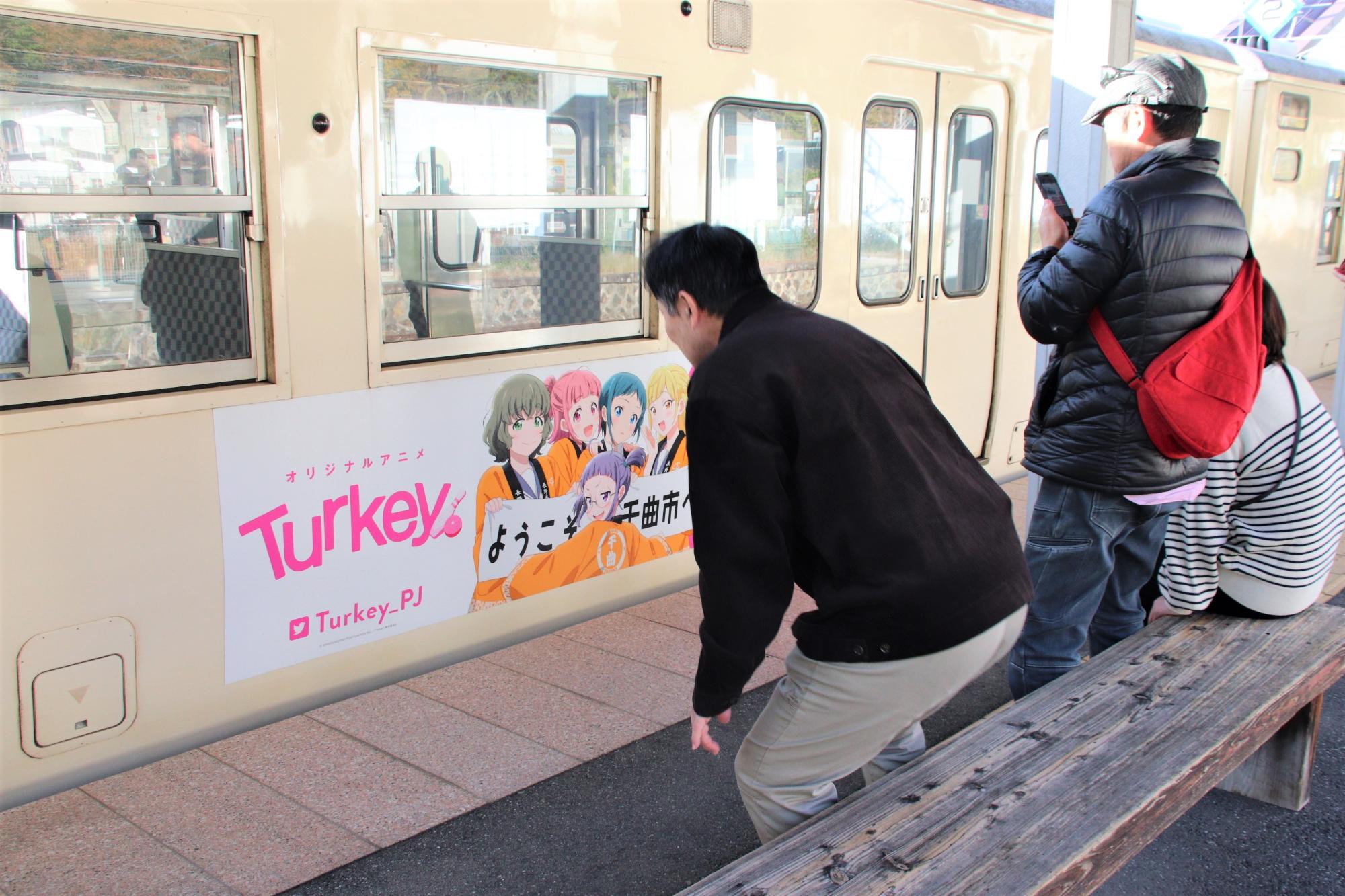 車体ラッピングを見ている人たち