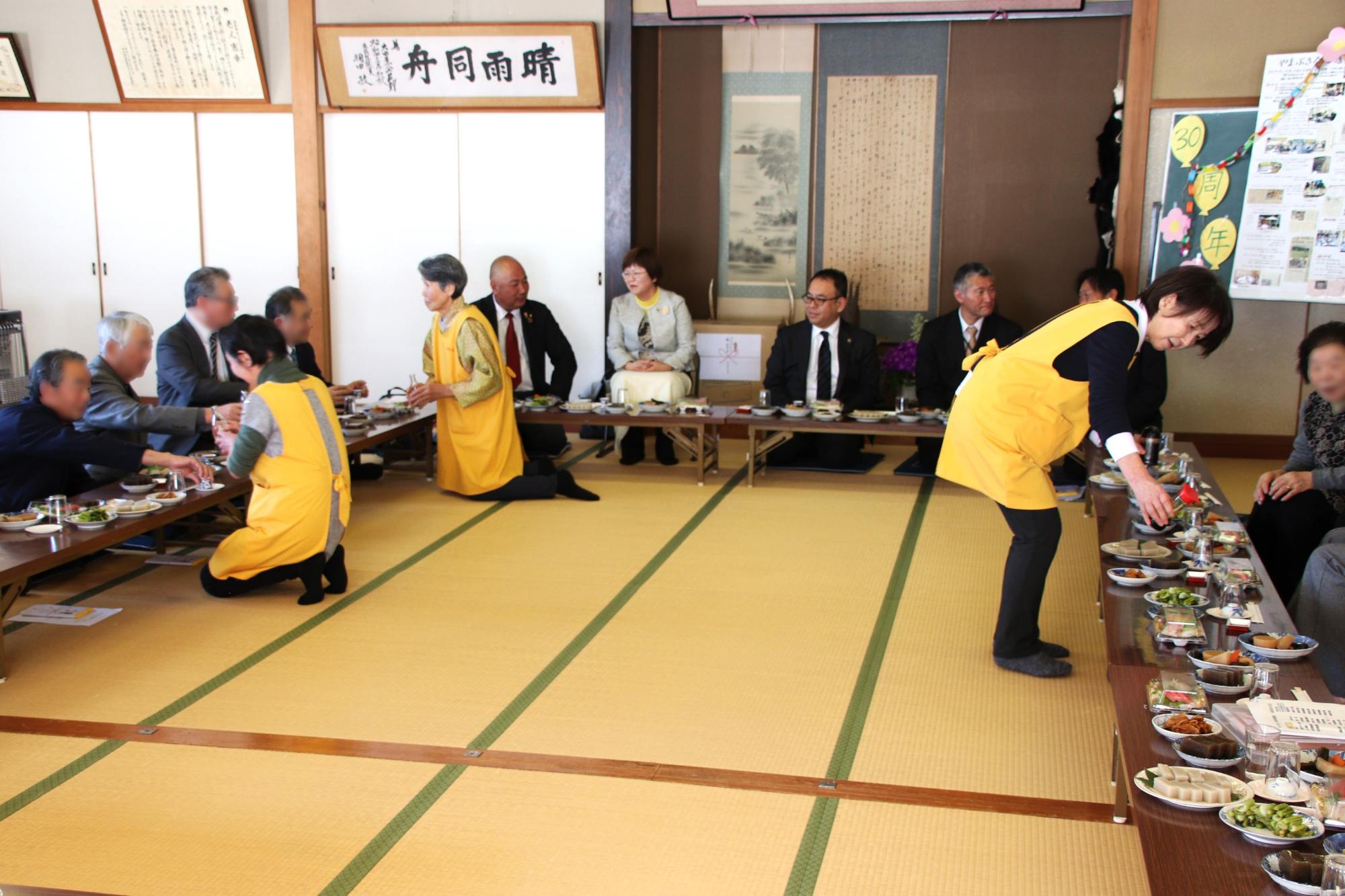 食事会で出席者に料理を提供するやまぶき会会員の皆さん