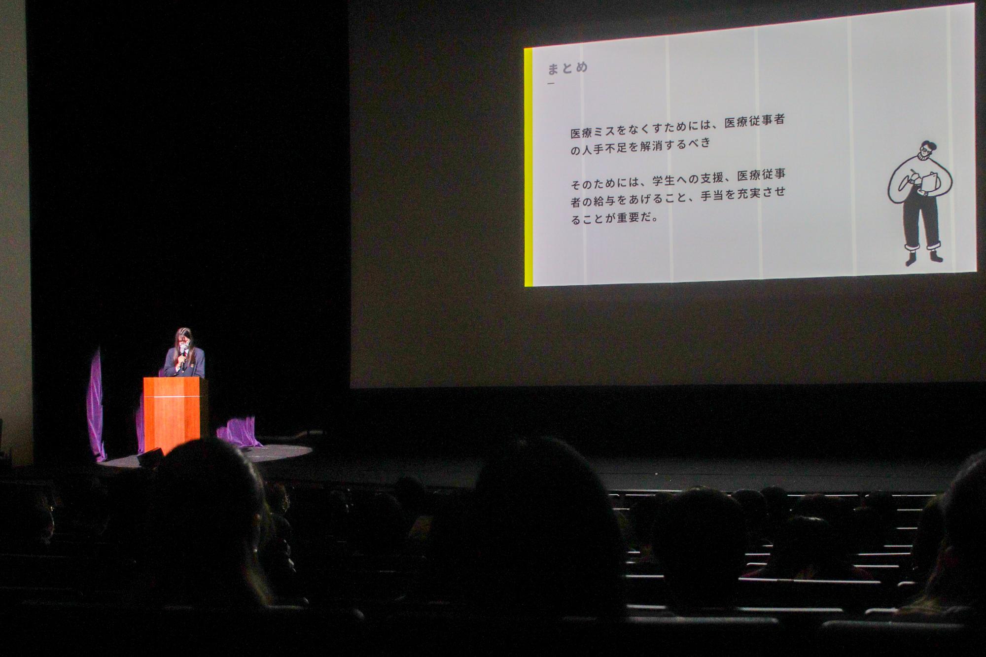 普通科「総合的な探求の時間」の成果の発表の様子