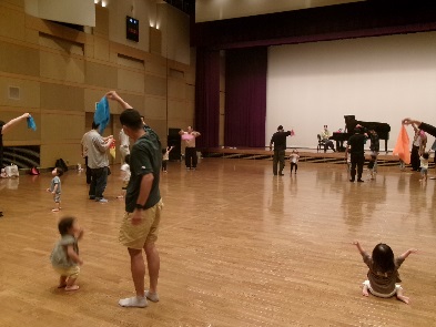 スカーフを使ったリトミックの様子