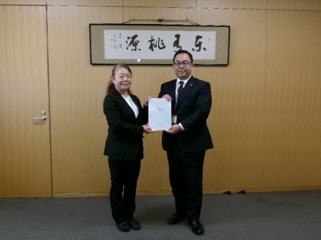 答申書を持つ副会長と市長