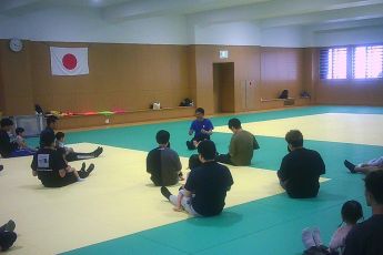 パパといっしょに運動あそびをするこどもたち