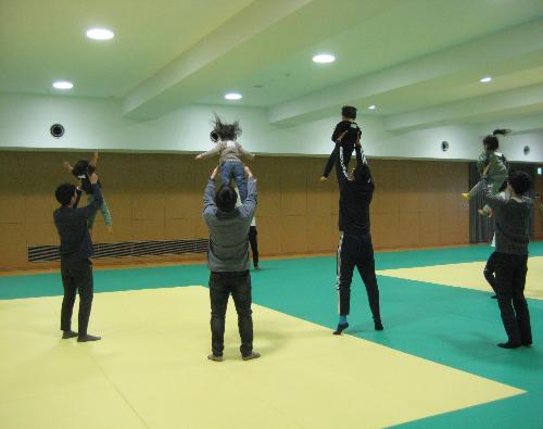 パパといっしょに運動あそびをするこどもたち