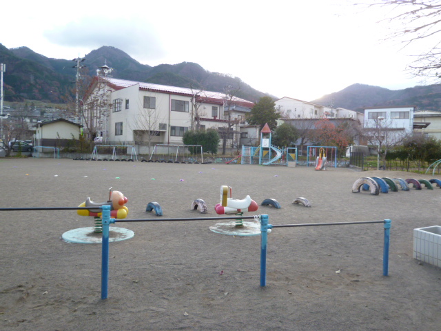 鉄棒などの遊具がある園庭の写真