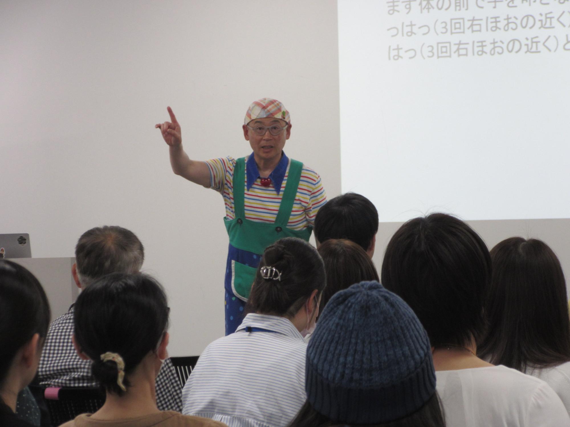 会場に向け話をする講師の写真