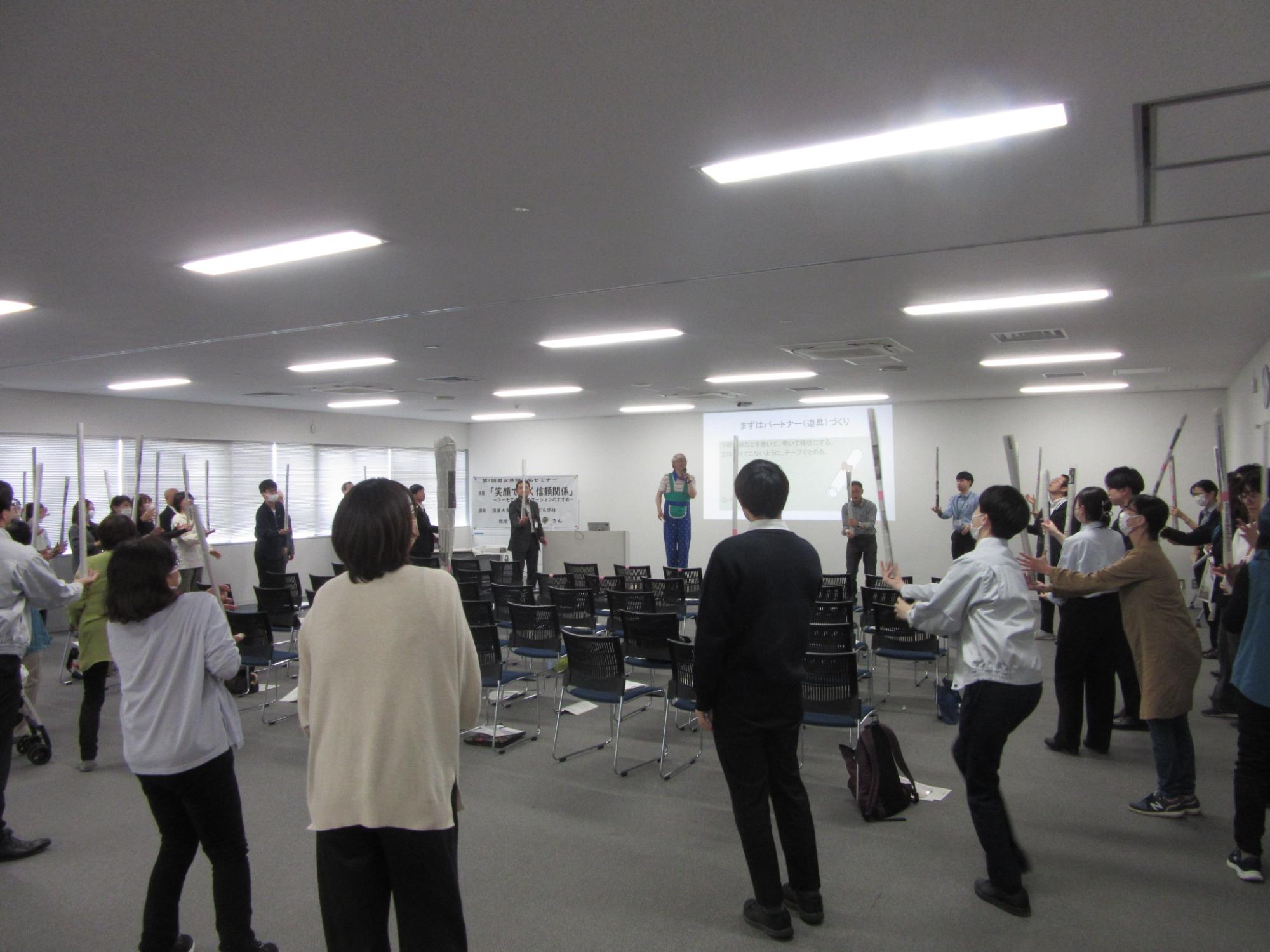 参加者が体験をする様子