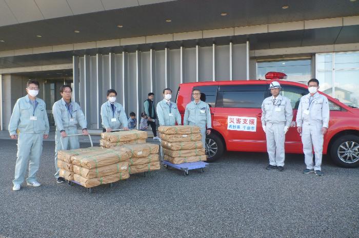 千曲市役所職員と射水市役所職員の集合写真